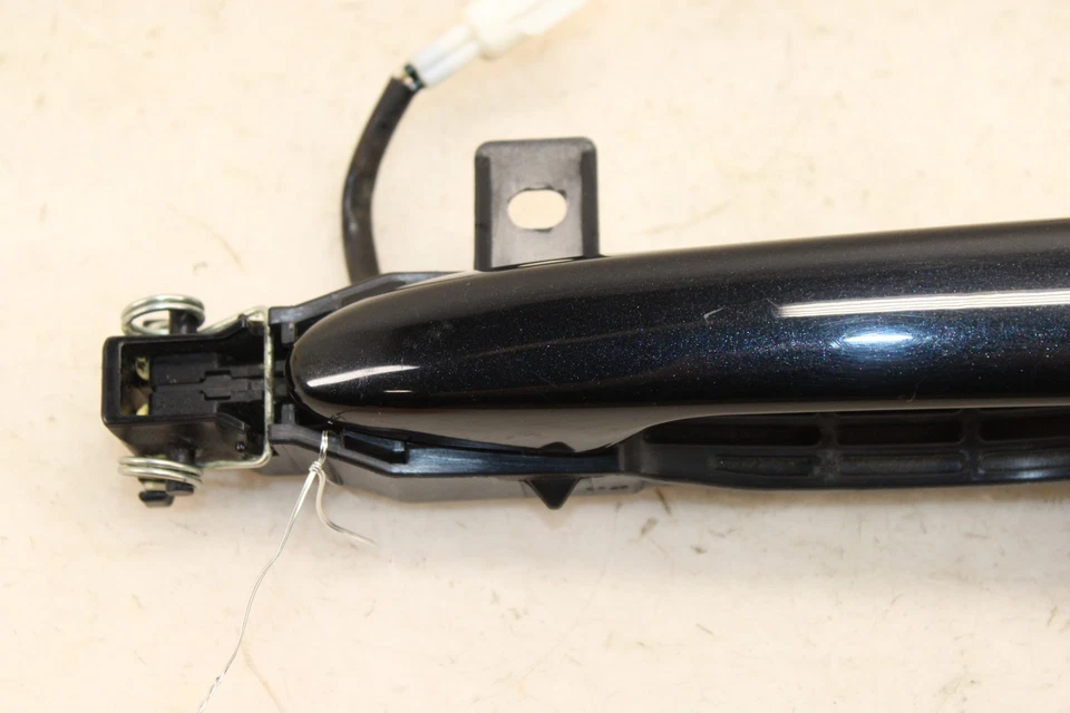 Manija de puerta exterior derecha Mazda MX-5 Miata 2016-2025 (41 W) OEM MV22 Foto 2 de 4