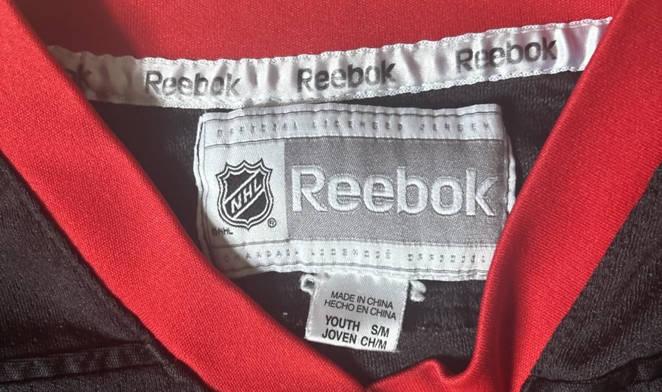 Camiseta deportiva de hockey Reebok Jonathan Toews Chicago Blackhawks NHL juvenil S/M Foto 4 de 4