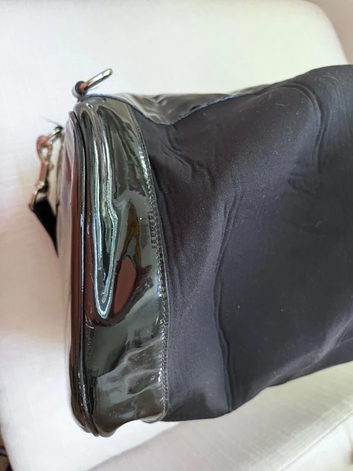 Bolso Mochila Vintage GUCCI Negro Nylon y Charol Bambú Mango Una Correa Foto 4 de 4