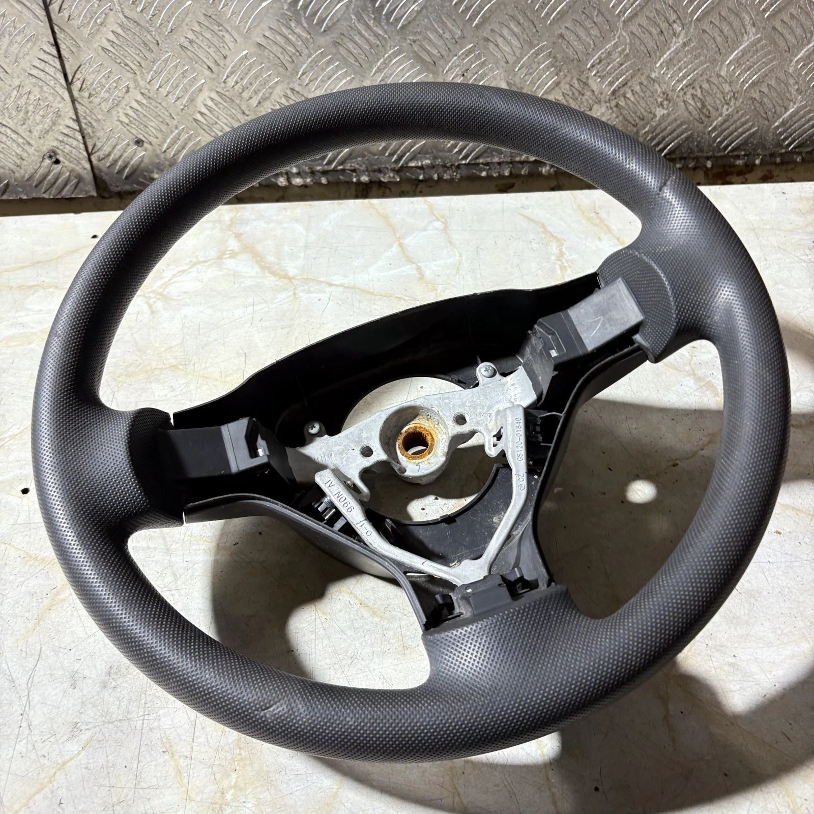 Actual Peugeot 107 Citroen C1 Toyota Aygo steering wheel GS120-01840 front view
