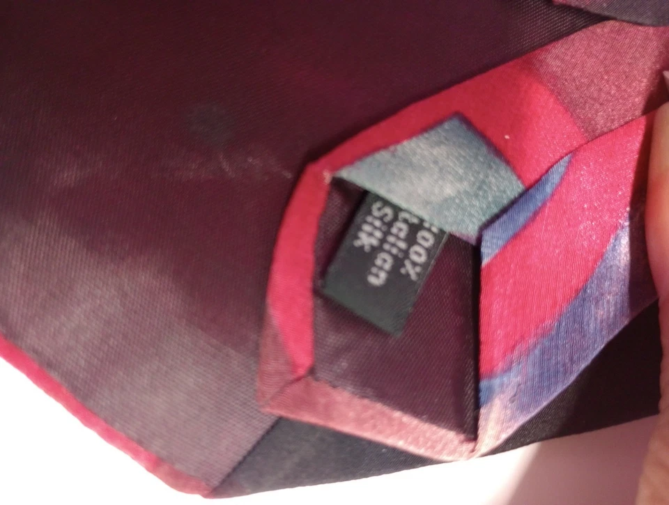 Corbata Cambridge Classics Mervyns 100 % seda italiana azul con diseño abstracto rojo Foto 3 de 3