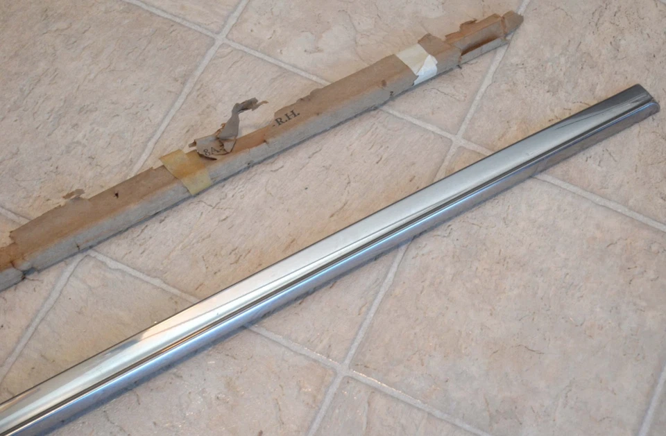 Ford Custom Deluxe 1949-1950 2 puertas cuarto trasero derecho moldura carrocería OEM nuevo de lote original Foto 4 de 4