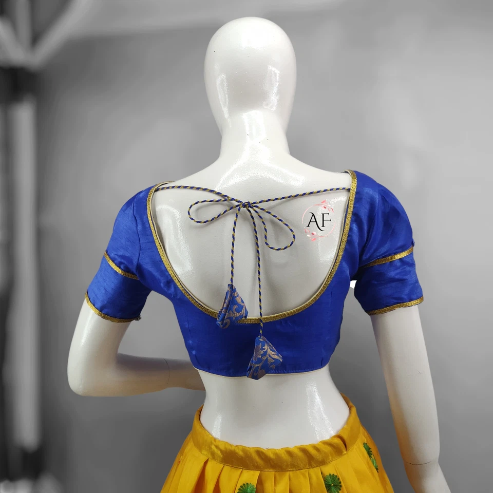 Elegante blusa de seda azul | Cuello profundo y mangas abullonadas | Borde de encaje dorado, Foto 4 de 4