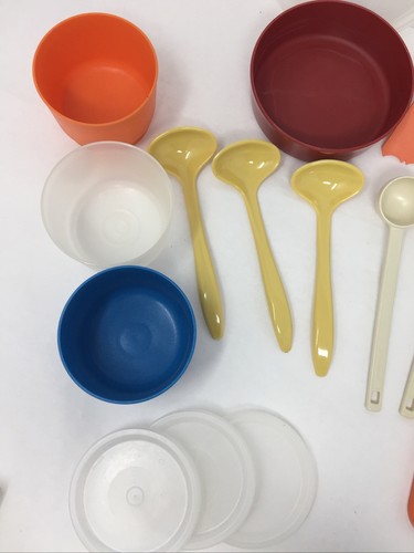 Vintage Lot of 22 Pcs. Tupperware Snack Bowls Storage Containers&Lids, &Gadgets - Picture 4 of 5