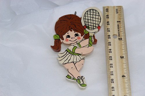 Ornamento vintage ragazza tennista coda di cavallo bruna raro difficile da trovare dipinto - Foto 3 di 4