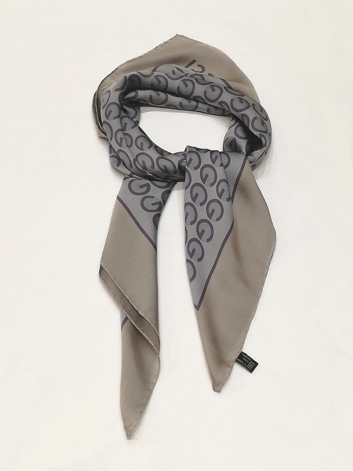 Châle foulard carré Gucci 100 % soie logo GG gris/taupe/violet gris Italie