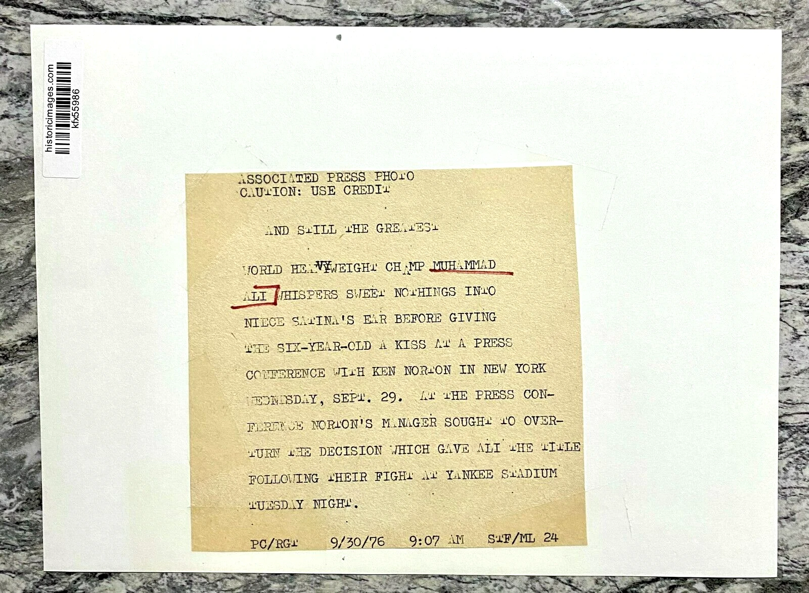 1976年 Muhammad Ali "A tender champion: Ali's gentle side"タイプ 1 オリジナル写真 - 画像2/2