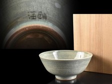 Y5617 : XF Korean Celadon Inlaid floral pattern TEA BOWL, auto 柳海剛 made w/box