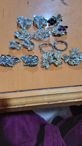 LOT OF 7 PAIRS OF VINTAGE SILVER AND GOLD TONE COSTUME JEWELRY EARRINGS.