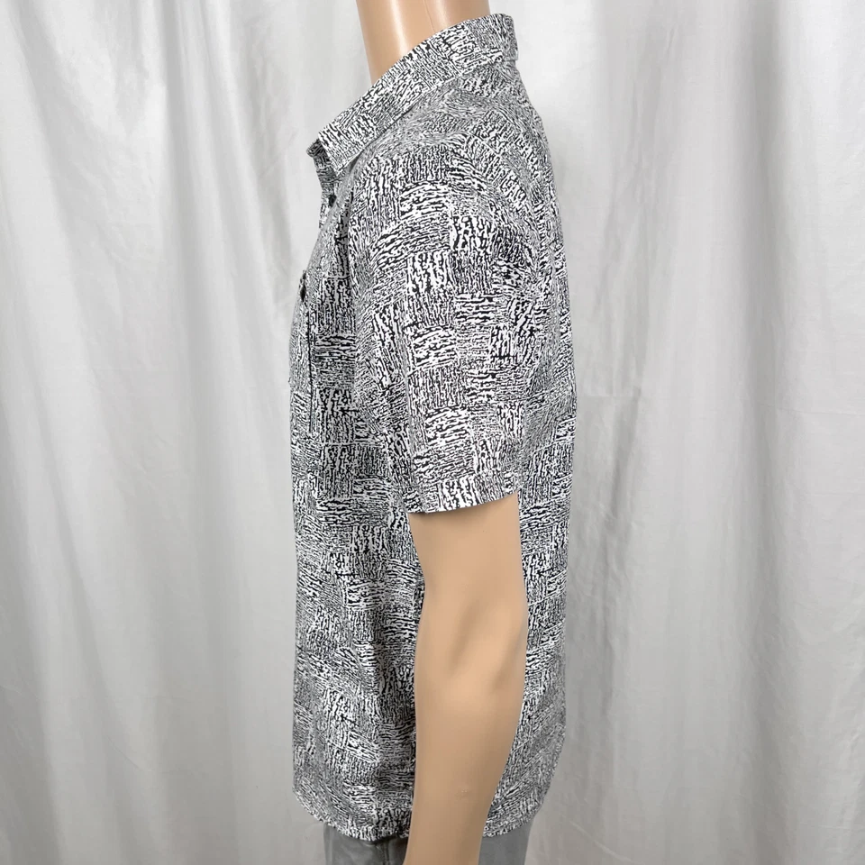 Volcom Men's Medium White/Black Abstract Checkered Short Sleeve Button-Up Shirt - Image 3 of 4