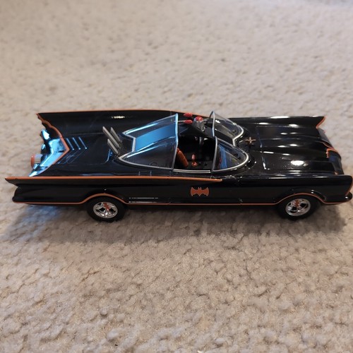 2014 Hot Wheels BLACK BATMAN CLASSIC 1966 TV SERIES BATMOBILE 1:24 Scale - Picture 3 of 7
