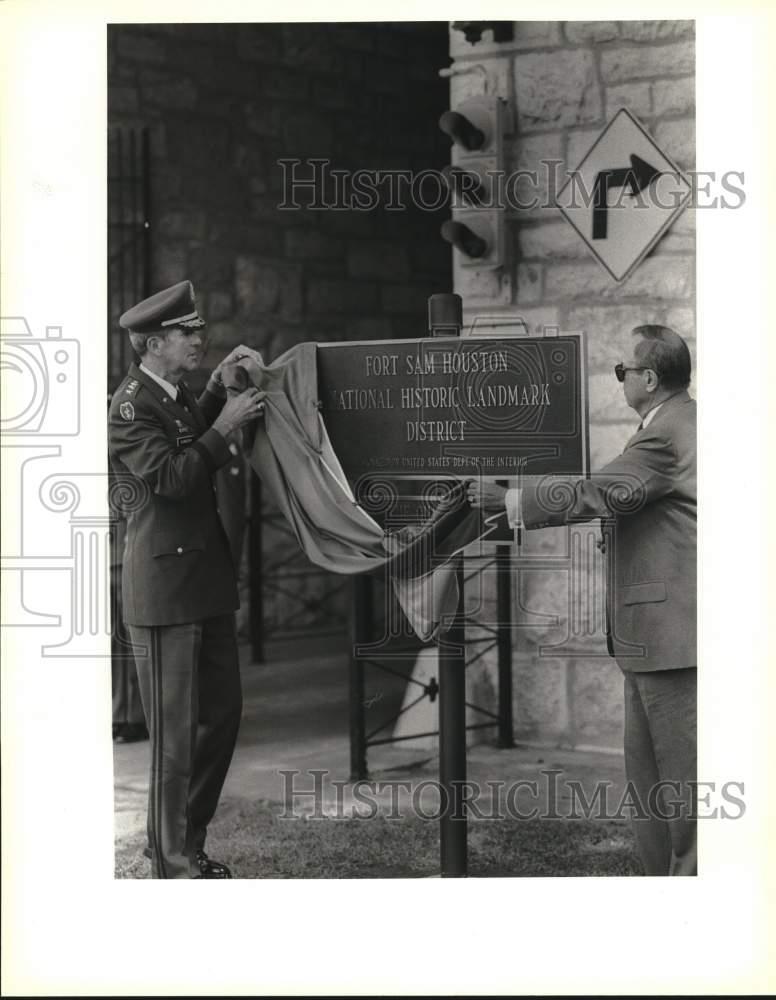 1989 Press Photo Fort Sam Houston National Historical Landmark District Plaque