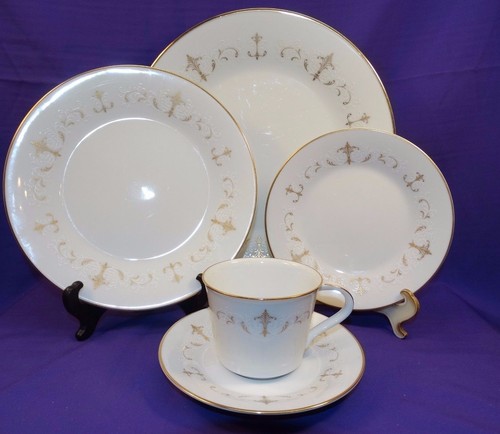 NORITAKE 5-TEILIGES GEDECK COURTNEY PORZELLAN GOLD & WEISSE SCHNÖRKEL 6520 JAPAN - Bild 1 von 10