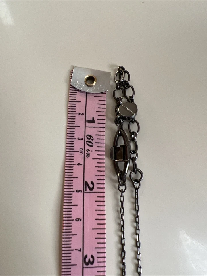 Collar Lariat Firmado Givenchy Gunmetal Rojo Rosa Estrás Frente Y Cuelga Foto 4 de 4