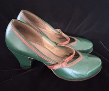 Vintage Kelly Green Trim Tred 1940  s Art Deco Era Leather Shoes Pumps