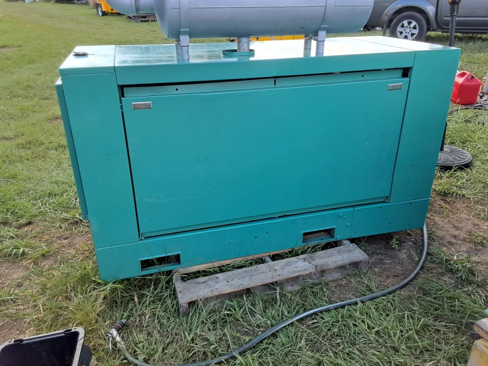 Gerador a diesel ONAN 30 KW, baixas horas - Imagem 2 de 4