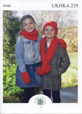 UKHKA 239 Mütze Schal Cowl Fahnen Handschuhe ARAN Strickmuster Kindergrößen - Bild 1 von 3