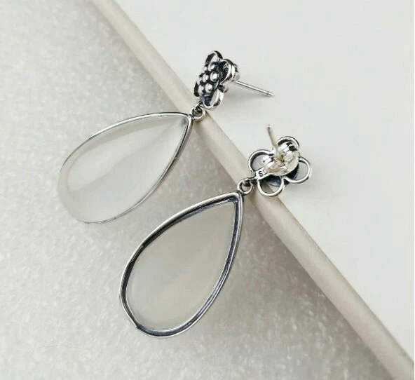 T09 Orecchini A Goccia In Calcedon Bianco Con Fiore In Argento Sterling 925 - Immagine 4 di 4
