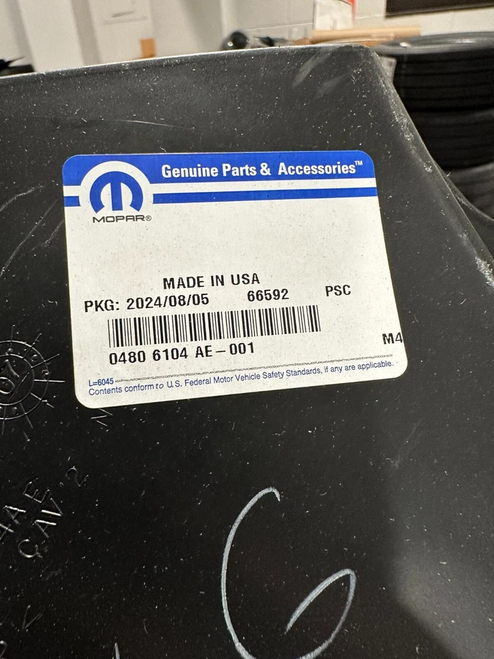 Cargador 300 Magnum 05-10 nuevo protector contra salpicaduras frontal sin SRT SRT8 Mopar Foto 3 de 3