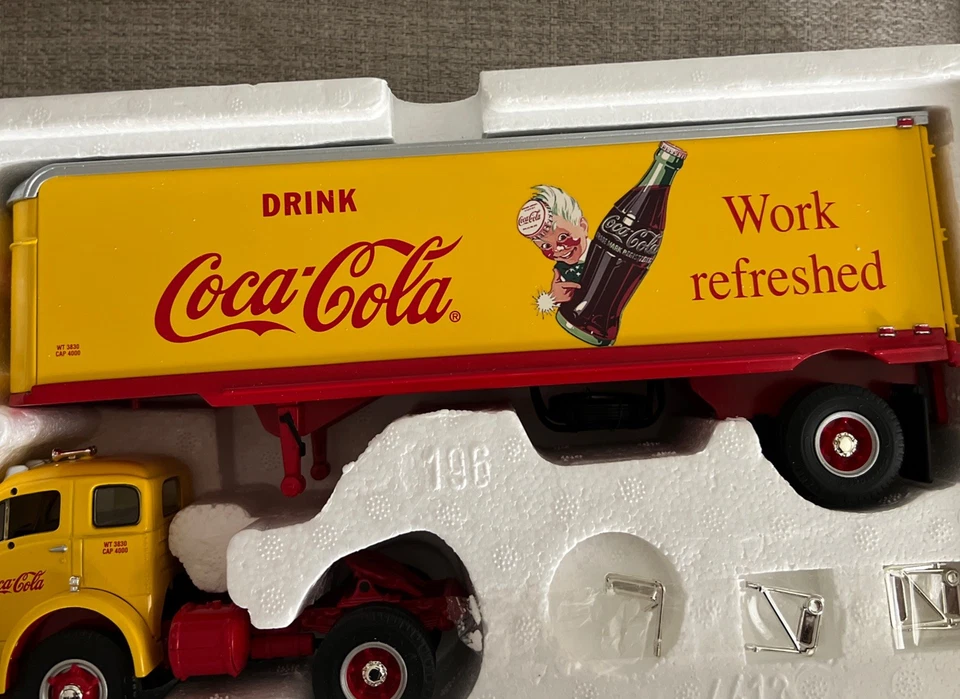 Tractor First Gear Collector Edition COCA COLA® blanco con remolque de 30' 19-3264 Foto 4 de 4