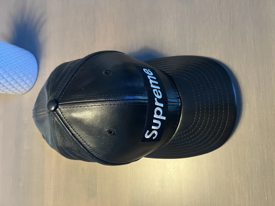 Chapéu Supreme couro preto New Era caixa logotipo FW15 versão 7 5/8 ajustado - Imagem 2 de 4