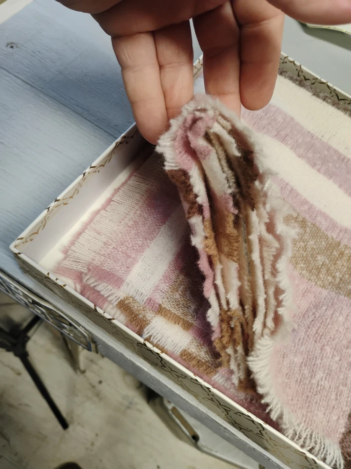 NUEVO CON ETIQUETAS Nine West Clásico Bufanda a Cuadros y Piel Sintética Pom Gorro Caja de Regalo Conjunto Rosa Foto 3 de 4