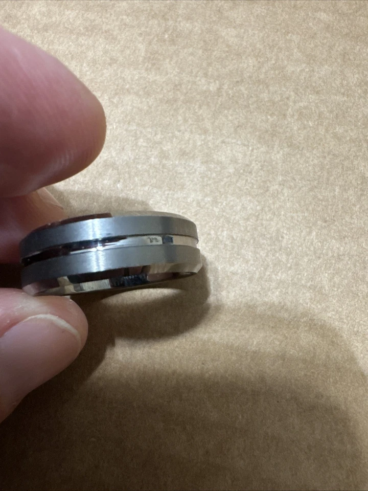 Anillo de tungsteno con acabado metálico para pistola para hombre talla 12 Foto 2 de 4