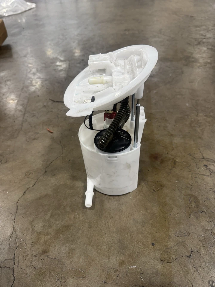 Unidad transmisora de bomba de combustible izquierda para conductor Ford Mustang GT S650 2024-2025 lado izquierdo OEM Foto 2 de 4