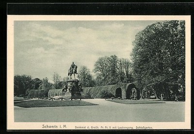 AK Schwerin, Monument to Grand Duke Fr. Fr. II with arcade, Palace Garden
