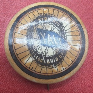 Antiguo 1900 Kirk Mfg Co Yale Bicicleta Pinback Botón Toledo Ohio Insignia De Colección