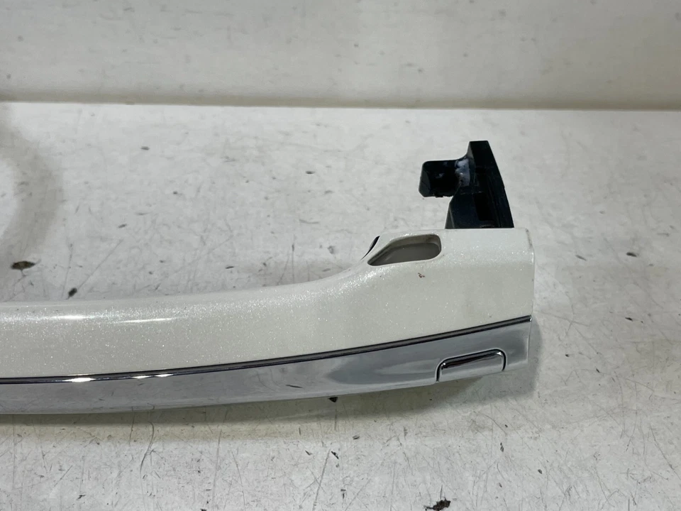 Infiniti Q60 2017-2020 manija de puerta exterior delantera derecha blanca (qab) # 98640 Foto 2 de 4