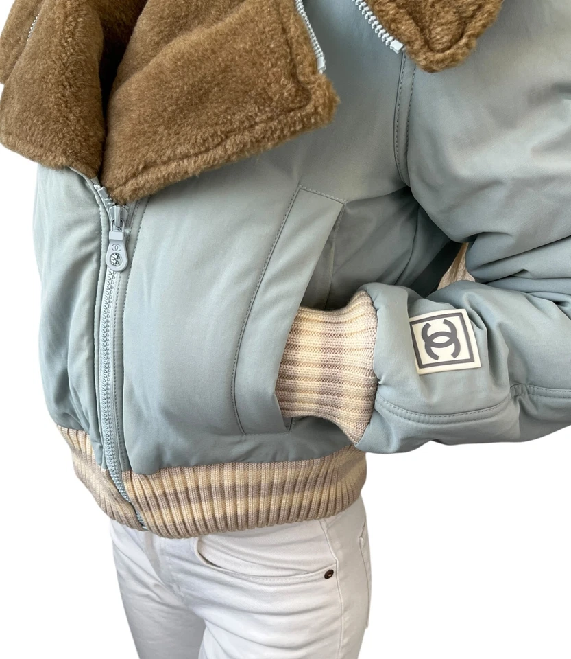 Chaqueta acolchada Chanel Sport Vintage 01A marca CC logotipo azul crema piel de poliamida Foto 3 de 4