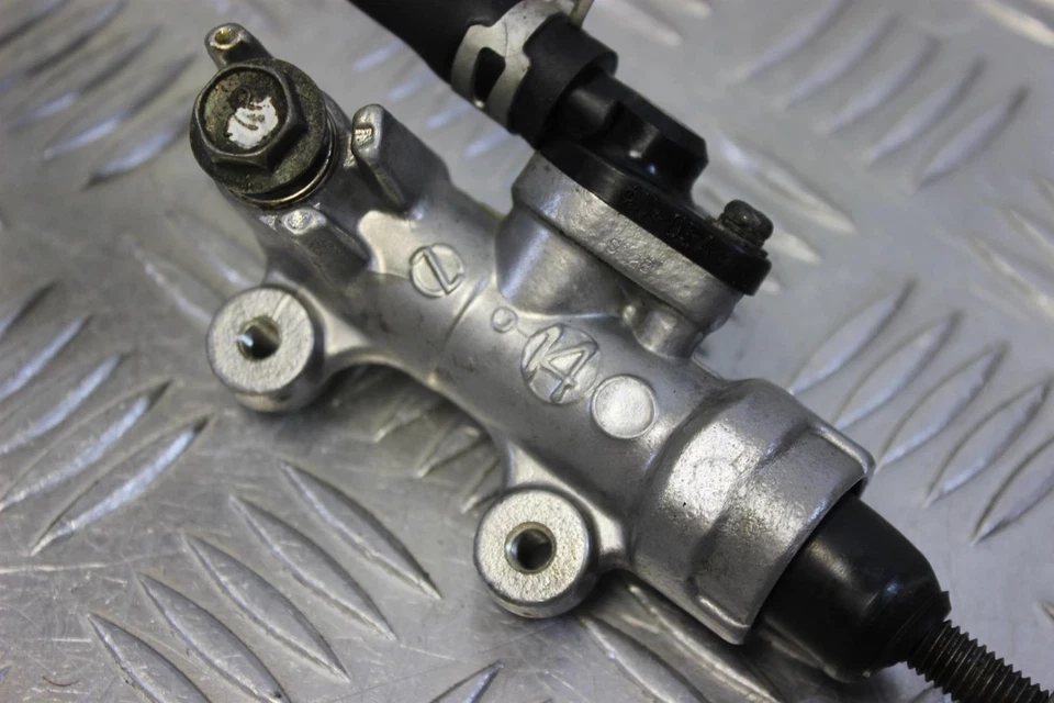 Cilindro maestro de freno trasero Suzuki GSXR 750 2004 2005 K4 K5 GSXR750 B149 Foto 3 de 4