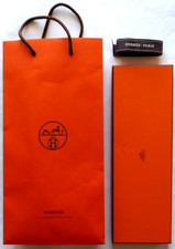 HERMES Boîte vide 37,5 x 12,7 x 2,5 cm + ruban 1,8 m x 2,6 + sac pour emballage.