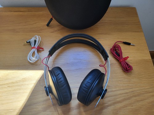 Sennheiser MOMENTUM 1.0 Wired Over Ear Headphones -What HiFi 2013 Awards - - Picture 4 of 14