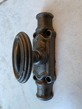 Ancienne crémone de fenetre en fonte.