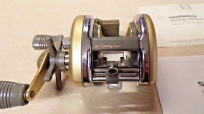 SHIMANO FISHING REEL - SHIMANO CALYX CYX-200 - CLEAN & WORKS GREAT
