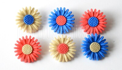 Land of the Free / USA ~ Patriotic Flower Shank Buttons / Daisy Americana