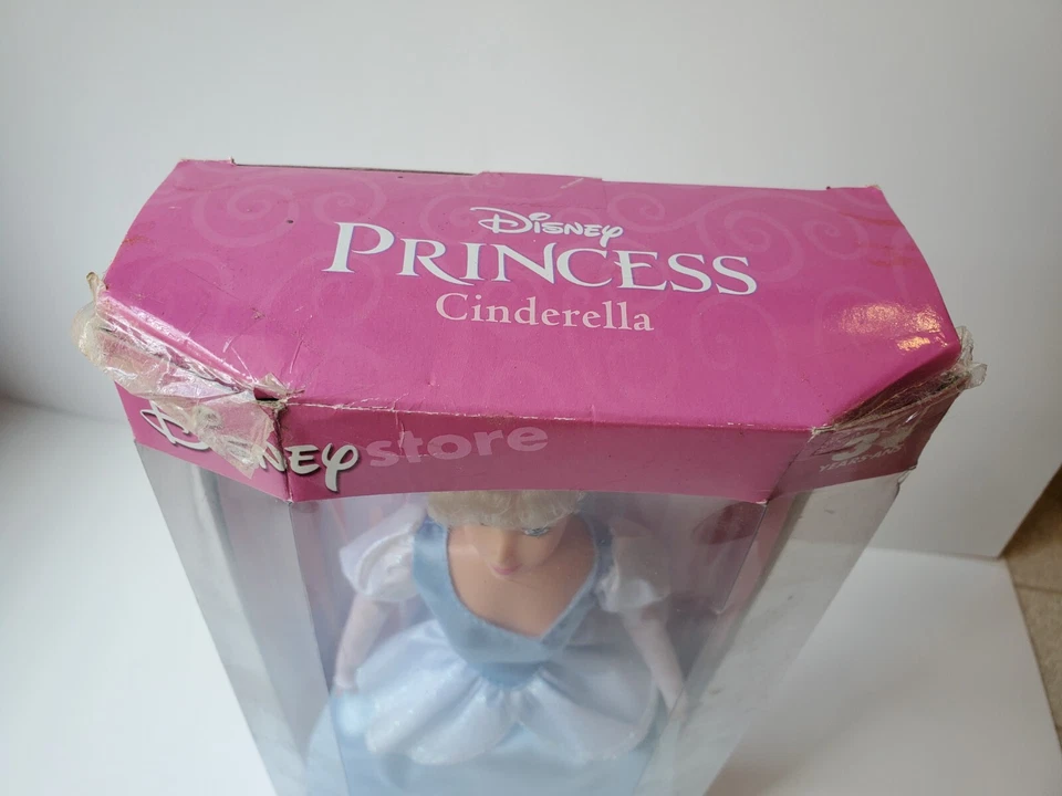 MUÑECA PRINCESA CENICIENTA EXCLUSIVA DE DISNEY STORE de colección nueva en caja - Cepillo y zapatillas Foto 4 de 4