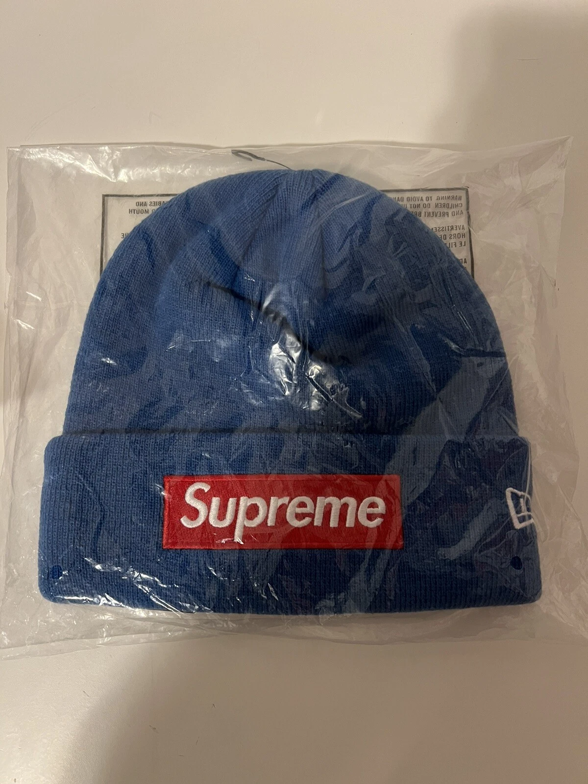 Logo de boîte Supreme x New Era   World Famous Beanie FW22 (FW22BN10) taille unique