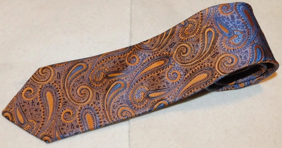 ГОЛЛАНДИЯ И ХЕРЕС СДЕЛАНО В США ОРАНЖЕВЫЙ/ЖЕЛТЫЙ/СИНИЙ ГАЛСТУК С УЗОРОМ ПЕЙСЛИ - ДИЗАЙНЕРСКИЕ ГАЛСТУКИ. - Изображение 3 из 3