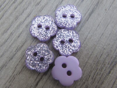 15 mm Flieder Glitzer Blumen Knöpfe 2 Loch zum Annähen in Packungsgrößen 5, 10 oder 20