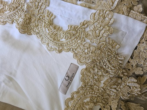 Exquisite baby shawl / blanket and bonnet with gold lace edging - Picture 5 of 14