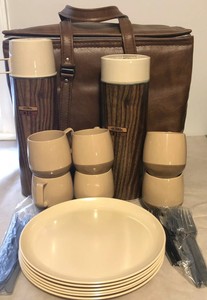Vintage-Thermos-Picnic-Set-W-Zippered-Carry-Case-Dinex-Mugs-USA-EUC-NICE-SET