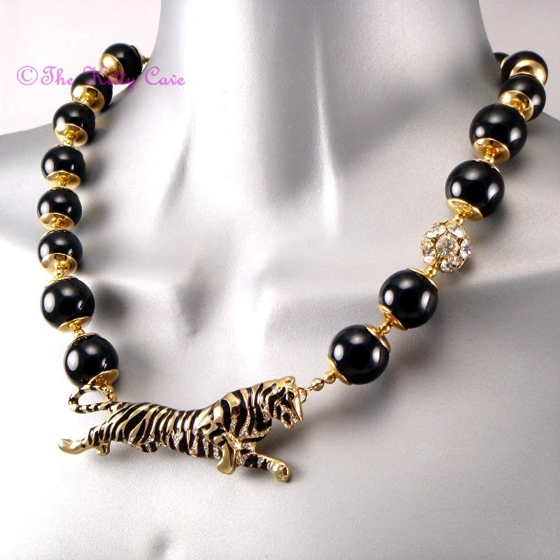 Collar distintivo con cuello de palanca de tigre dorado con cuentas azabache negro con cristales de Swarovski Foto 4 de 4
