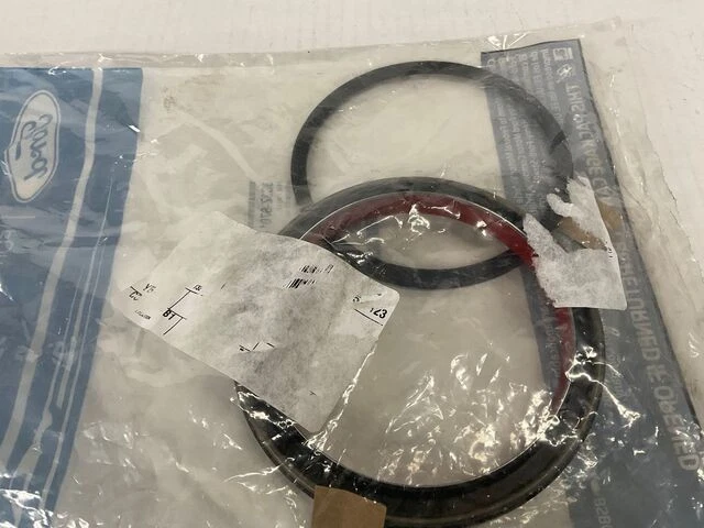 Original Ford 2003-2010 - Sello principal trasero 3C3Z-6701-B Foto 2 de 4