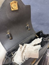 Borsa Versace nera manico superiore catena oro testa di medusa patta design classica