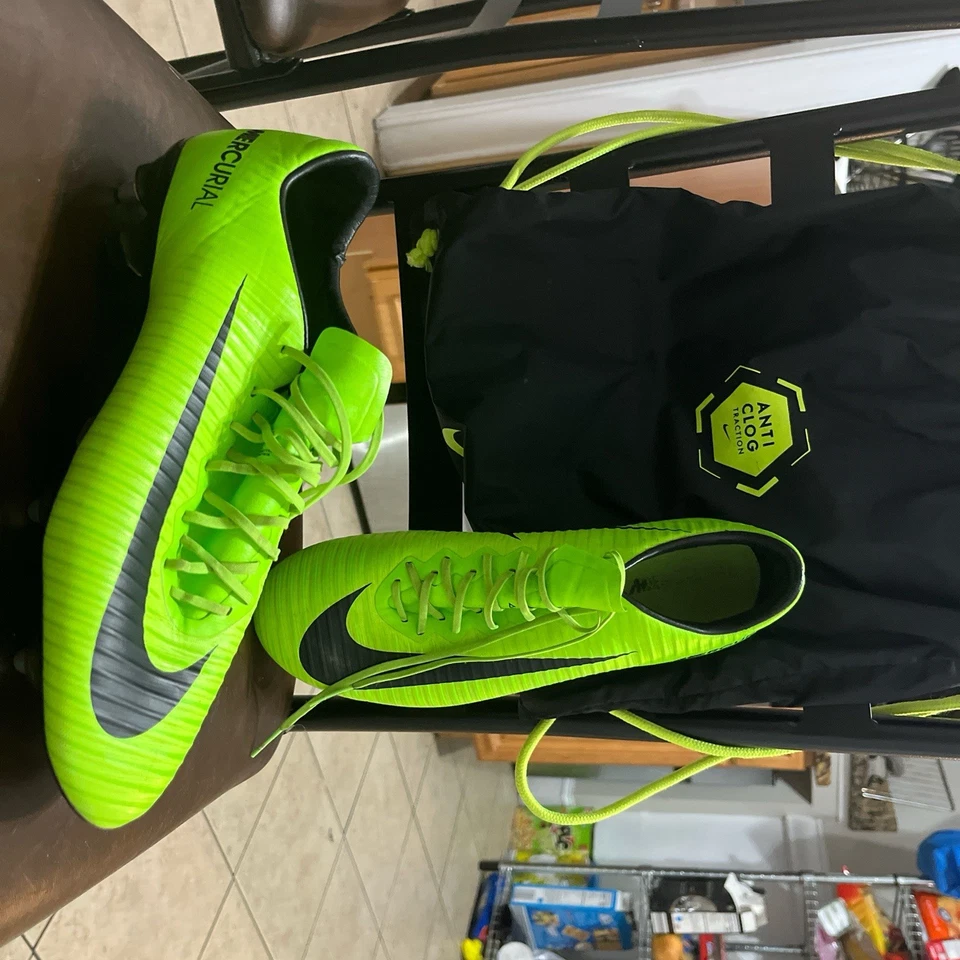 Nike Mercurial Vapor 11 electric green SG-pro anti-clog soccer cleats. Size 10 M - Image 3 of 4