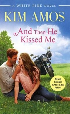 Kim Amos And Then He Kissed Me (Taschenbuch) White Pine