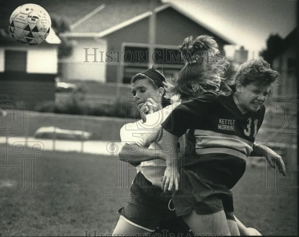 1991 Press Photo South soccer player Sarah Melendes sandwiched by Sarah Melendes